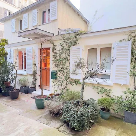 Apartment Small Duplex House In Batignolles