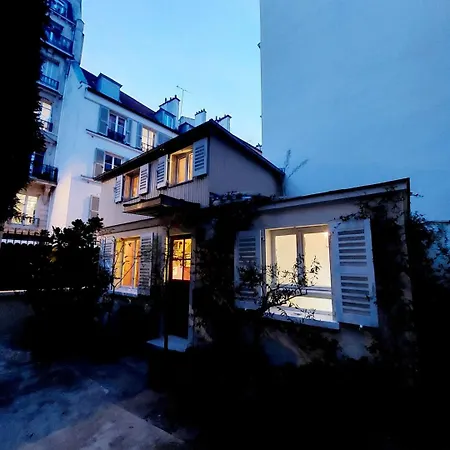 Small Duplex House In Batignolles Parigi